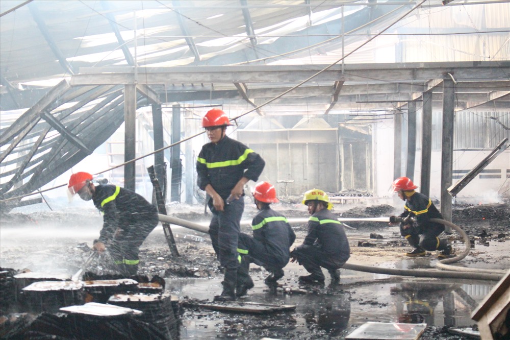 Hàng chục chiến sĩ được huy động tới hiện trường dập lửa.