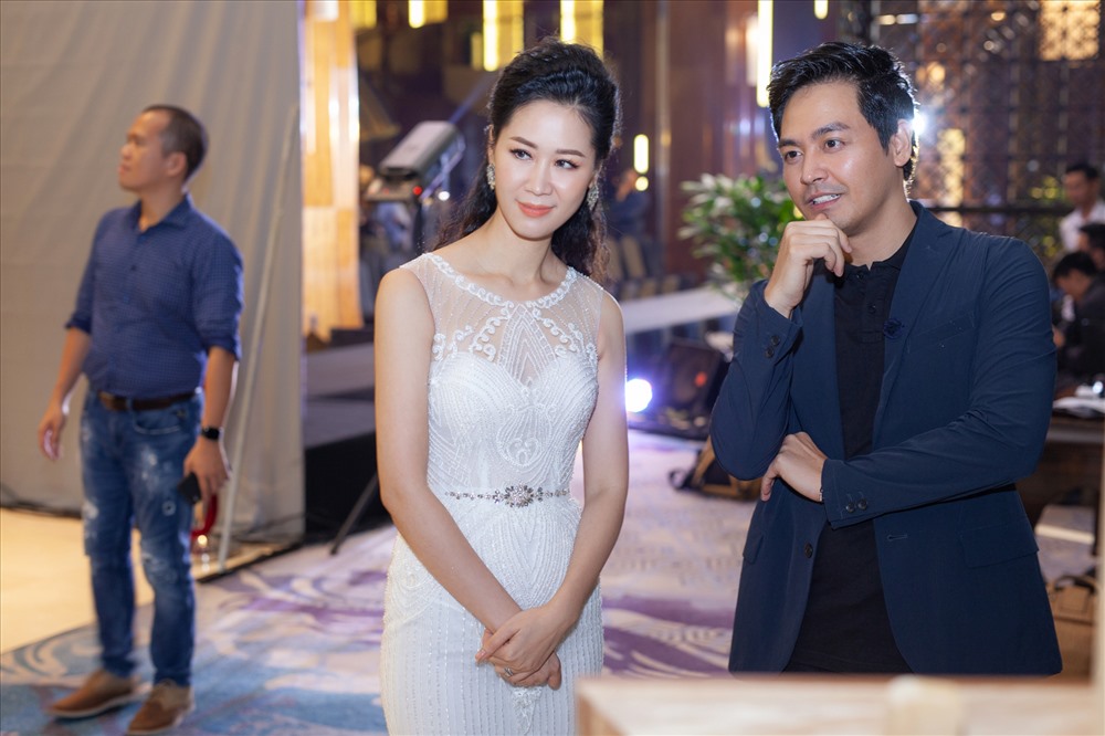 Hoa hậu Dương Thuỳ Linh vui vẻ khi gặp lại bạn thân - MC Phan Anh: Ảnh: Duy Đạt.