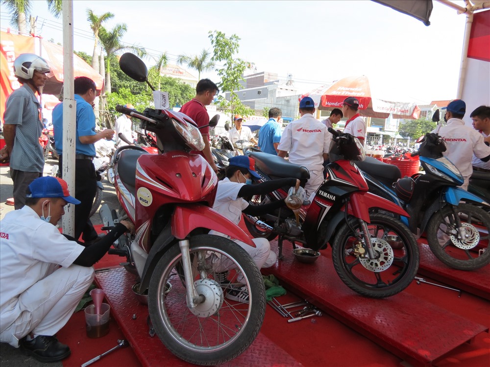 Honda An Thành thay nhớt xe miễn phí cho công nhân tham gia