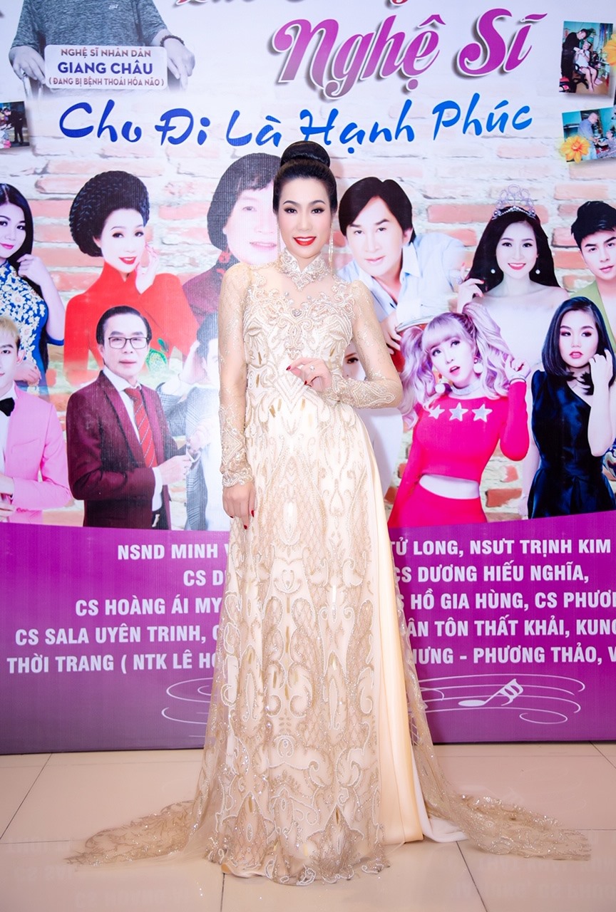 Á hậu Trịnh Kim Chi nền nã trong tà áo dài cách điệu của nhà thiết kế Minh Châu. Ảnh: Trần Vũ Huân.