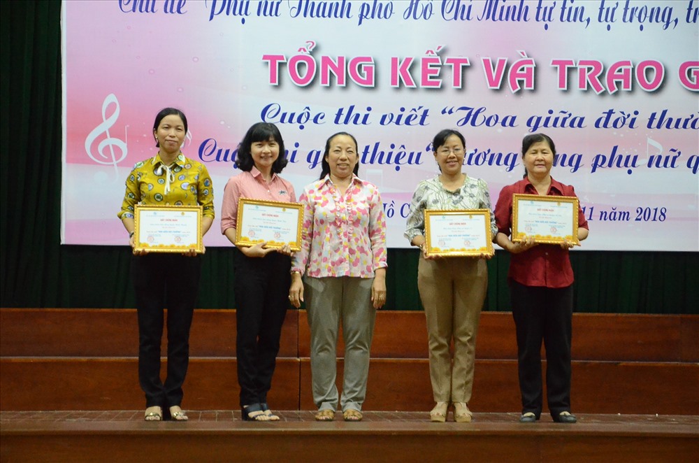 Cuộc thi cũng là dịp để chị em thể hiện tài năng viết của mình