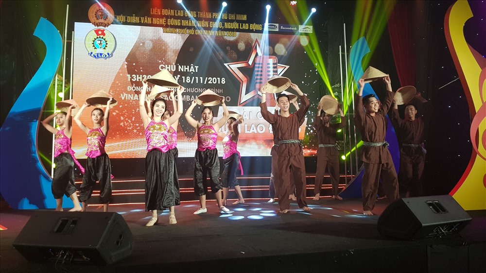 Anh chị em công nhân thể hiện tài năng văn nghệ qua hội diễn