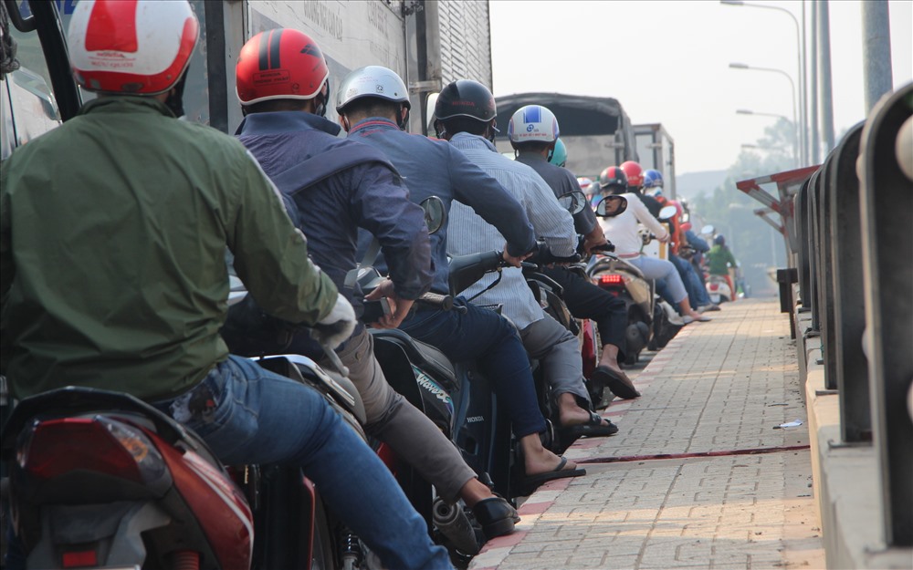 Tai nạn khiến người giân vất vả lưu thông qua cầu Phú Cường bắc qua sông Sài Gòn.