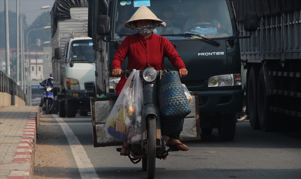 Tai nạn khiến người giân vất vả lưu thông qua cầu Phú Cường bắc qua sông Sài Gòn.