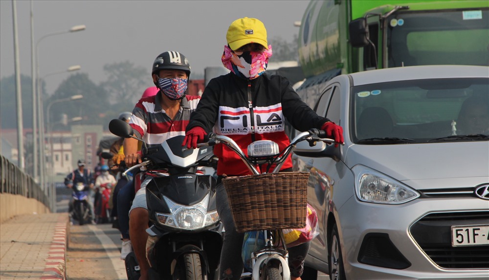 Tai nạn khiến người giân vất vả lưu thông qua cầu Phú Cường bắc qua sông Sài Gòn.