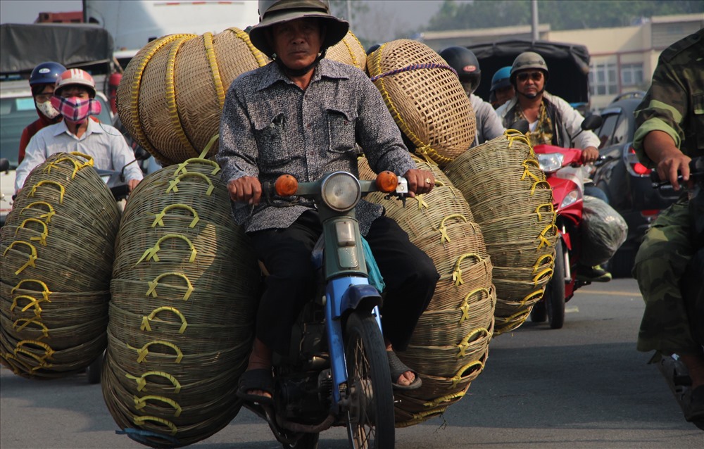 Tai nạn khiến người giân vất vả lưu thông qua cầu Phú Cường bắc qua sông Sài Gòn.