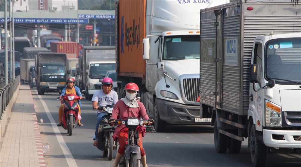 Tai nạn khiến người giân vất vả lưu thông qua cầu Phú Cường bắc qua sông Sài Gòn.