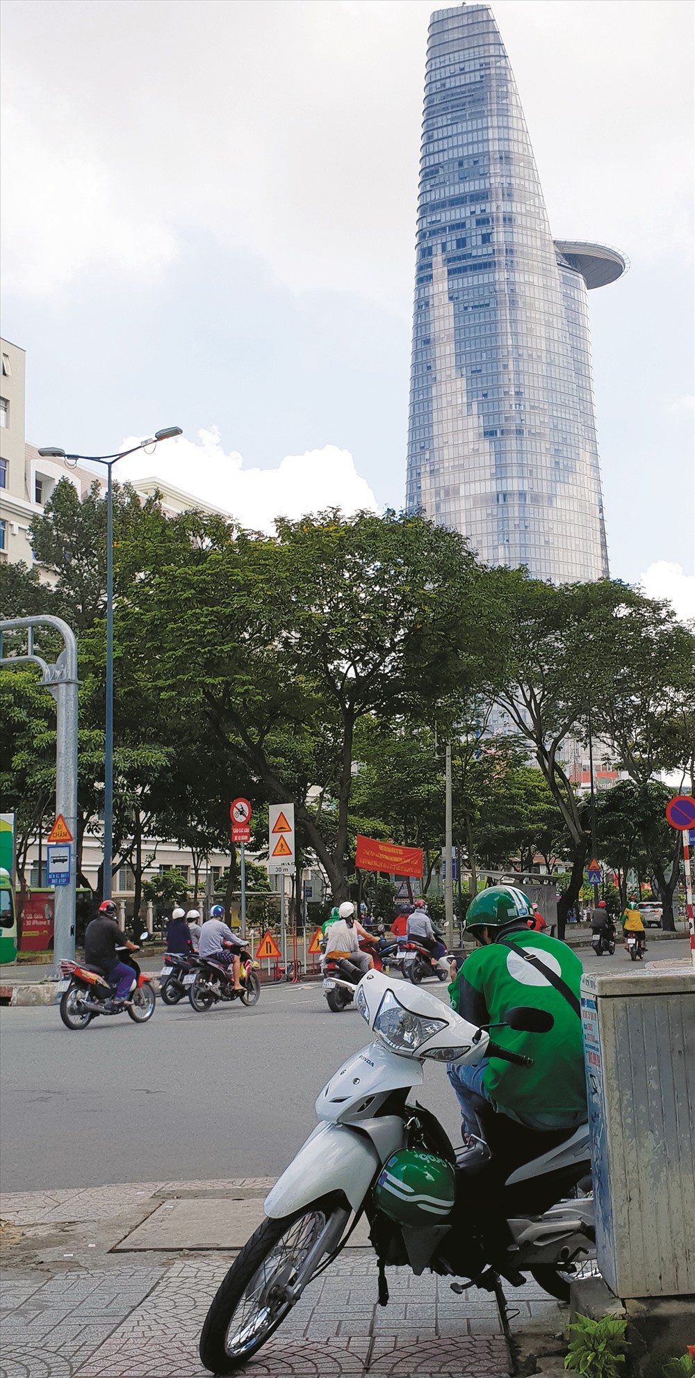 “Xe ôm công nghệ” luôn sẵn sàng chờ đón bạn trên mọi con đường Sài Gòn. Ảnh: Trần Nam Luân