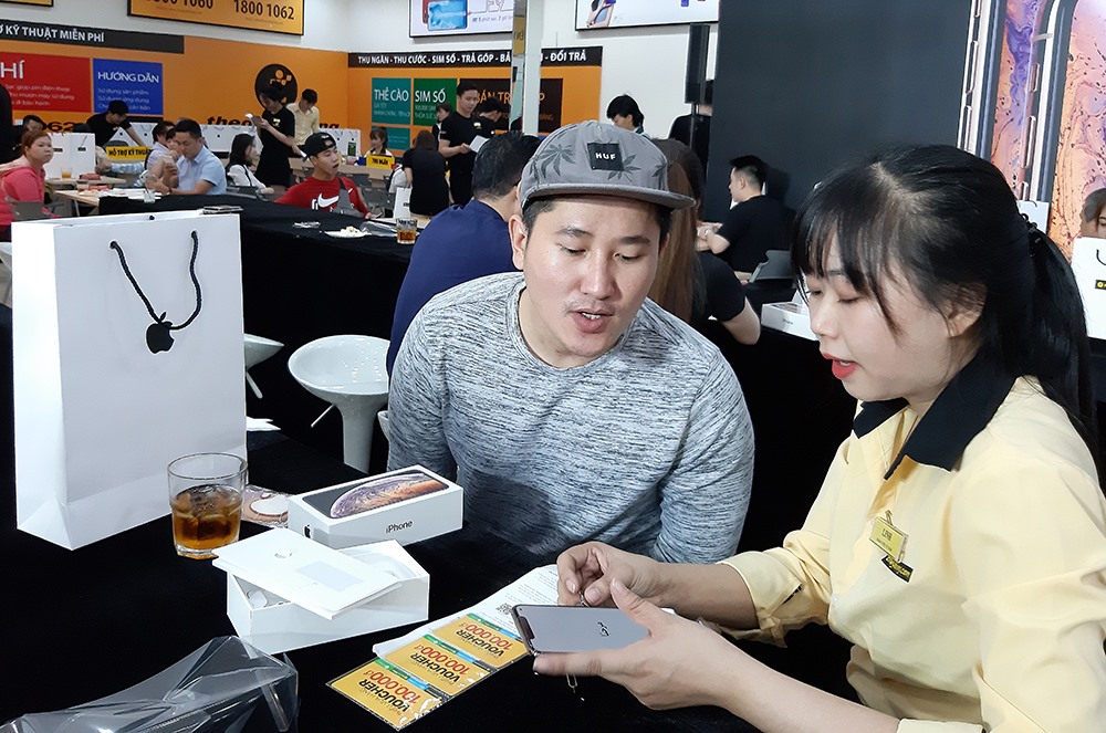 Giao hàng cho khách đặt trước tại Thế Giới Di Động. Nhìn chung lượng đặt trước iPhone 2018 tại các chuỗi lớn năm nay đều giảm.