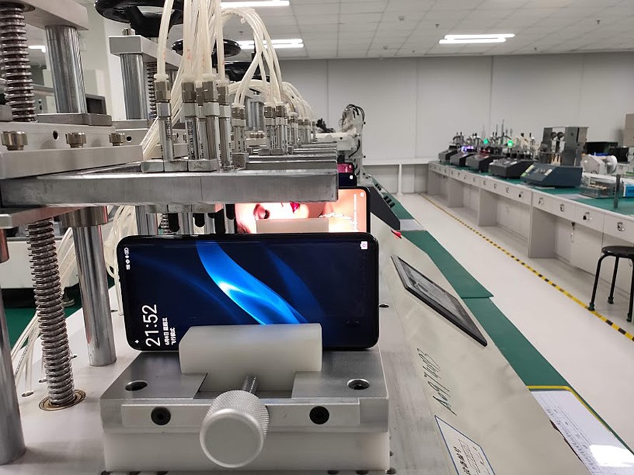 Kiểm tra độ chịu lực ép, lực bẻ của màn hình điện thoại OPPO.