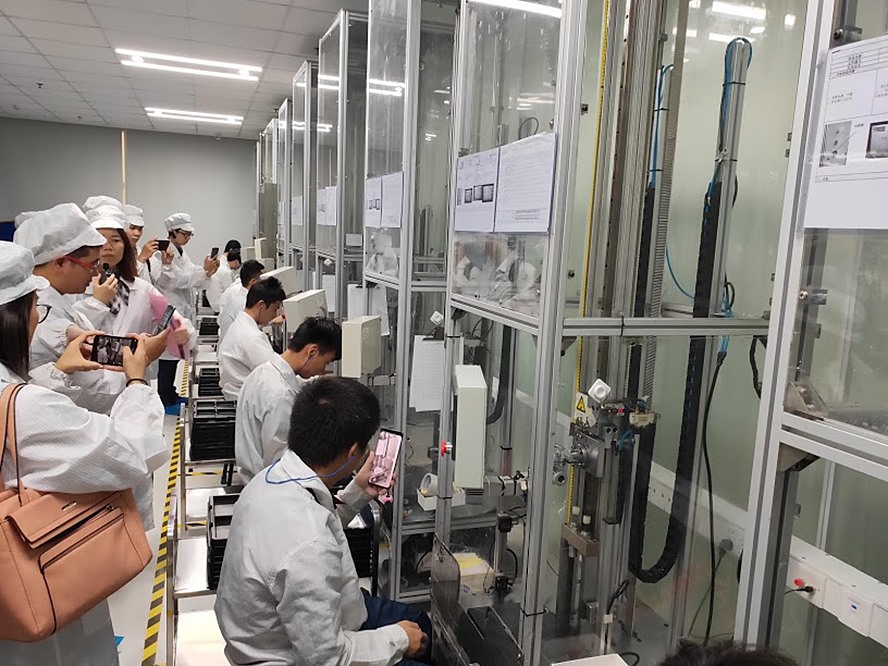 Kiểm tra khả năng rơi vỡ của điện thoại OPPO bằng cách thả rơi từ độ cao ngang thắt lưng.