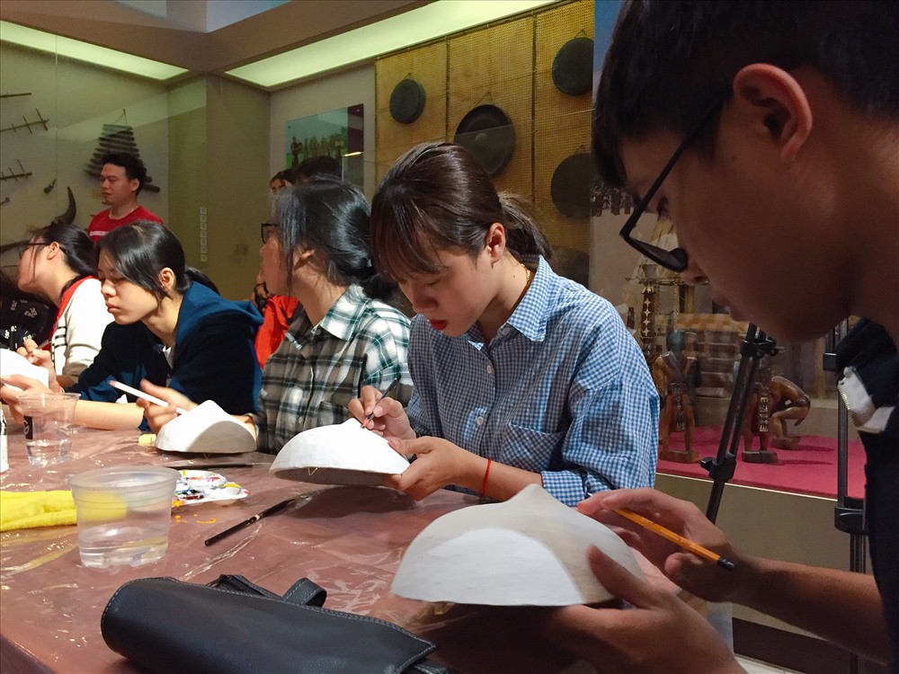 Làng nghề không chỉ đơn thuần là nơi chế tác ra các sản phẩm thủ công truyền thống mà còn là nơi lưu giữ và trao truyền tinh hoa văn hóa qua nhiều thế hệ.