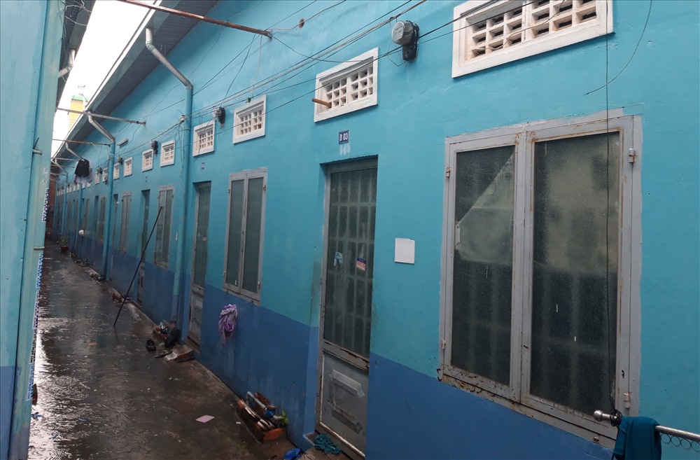 Công nhân hạn chế đi lại, đóng cửa ở trong các dãy trọ tránh bão.