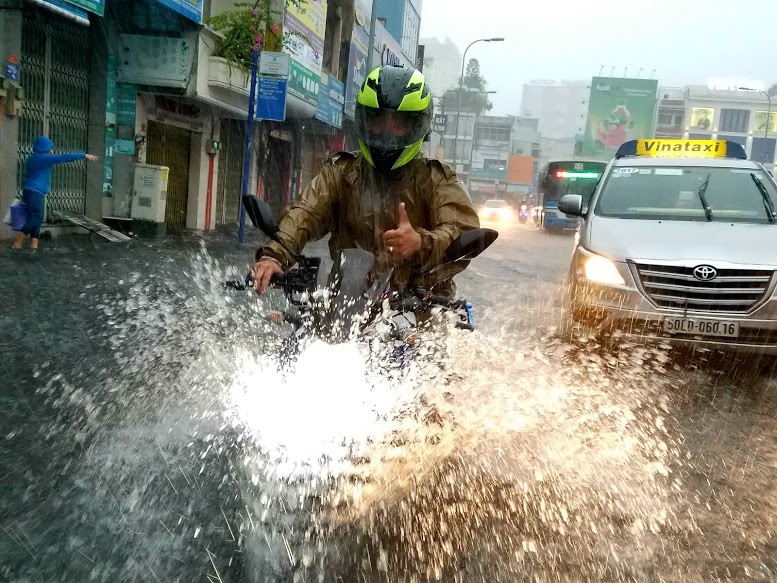 Tuyến đường Bạch Đằng, quận Bình Thạnh ngập sâu trong nước.