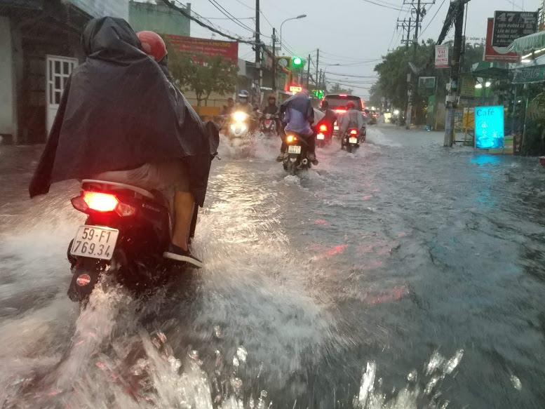 Tuyến đường Phan Huy Ích, phường 12, quận Gò Vấp ngập nặng gây khó khăn cho người di chuyển