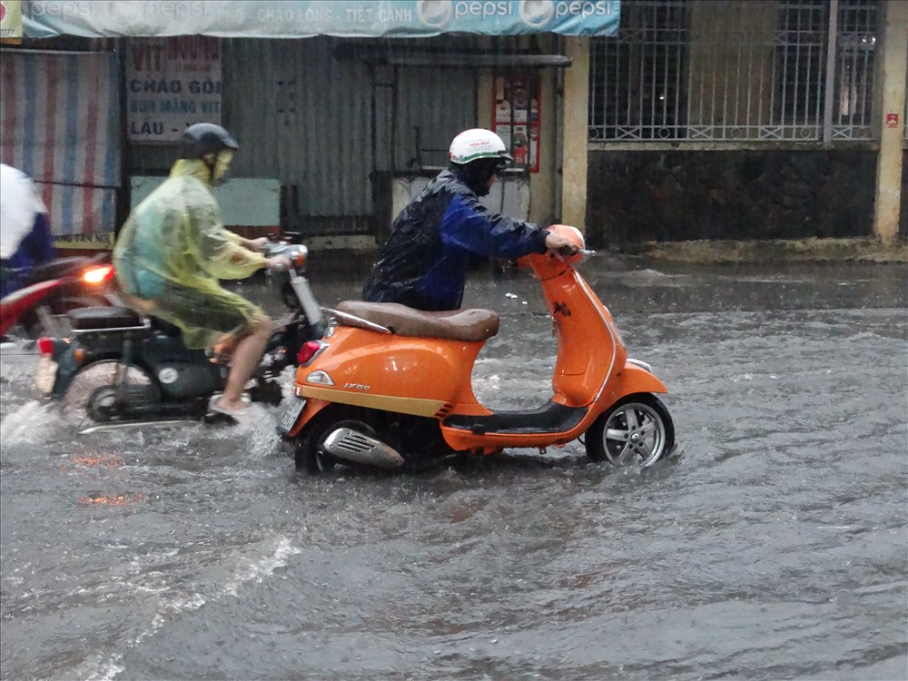 Dù mới ngập nhẹ, nhưng đã có nhiều xe chết máy, đã gây khó khăn cho người đi đường.