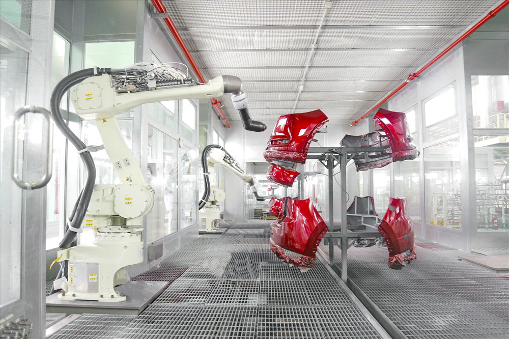 robot sơn linh kiện nhựa.