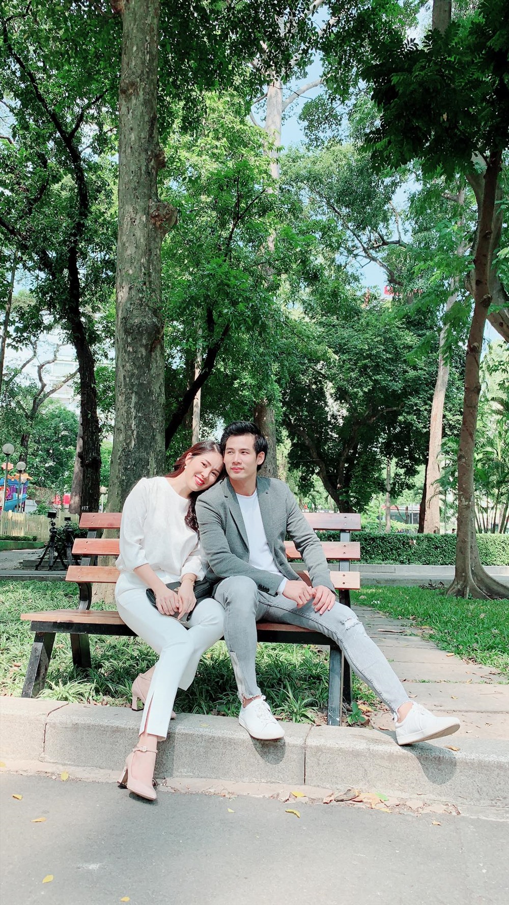 Lan Phương thân mật bên nam diễn viên Thanh Thức.