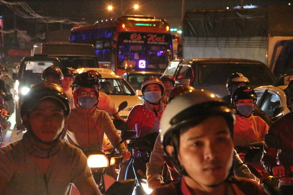 Tai nạn khiến quốc lộ 13 ùn ứ kéo dài.