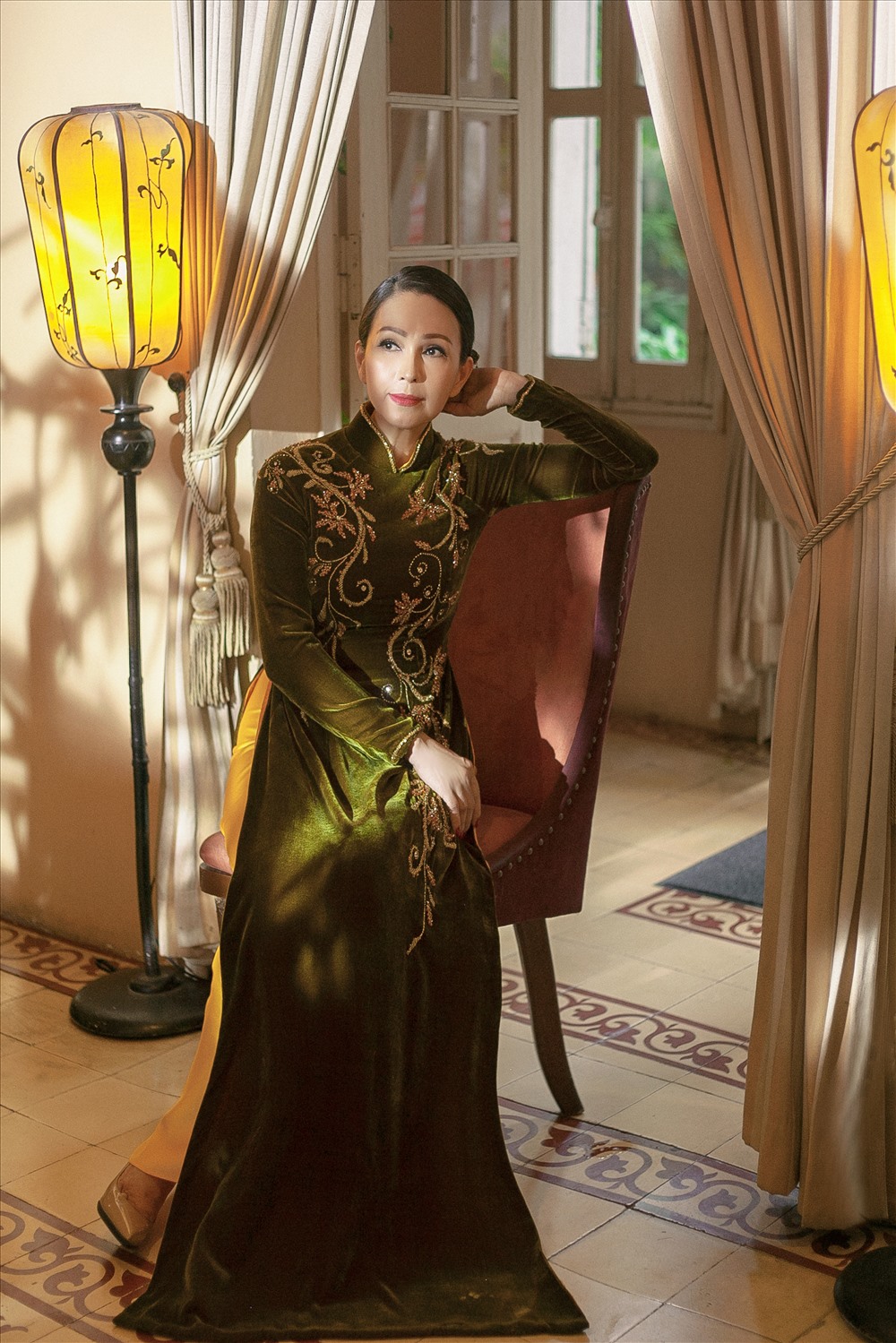 “Nữ hoàng ảnh lịch” khoe vẻ đẹp bất chấp thời gian trong mẫu áo dài của nhà thiết kế Kenny Thái. Ảnh: Trupi.