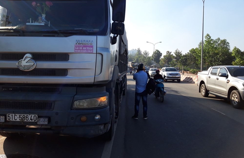Xe tải liên quan đến vụ tai nạn dừng lại cách hiện trường khoảng 30m