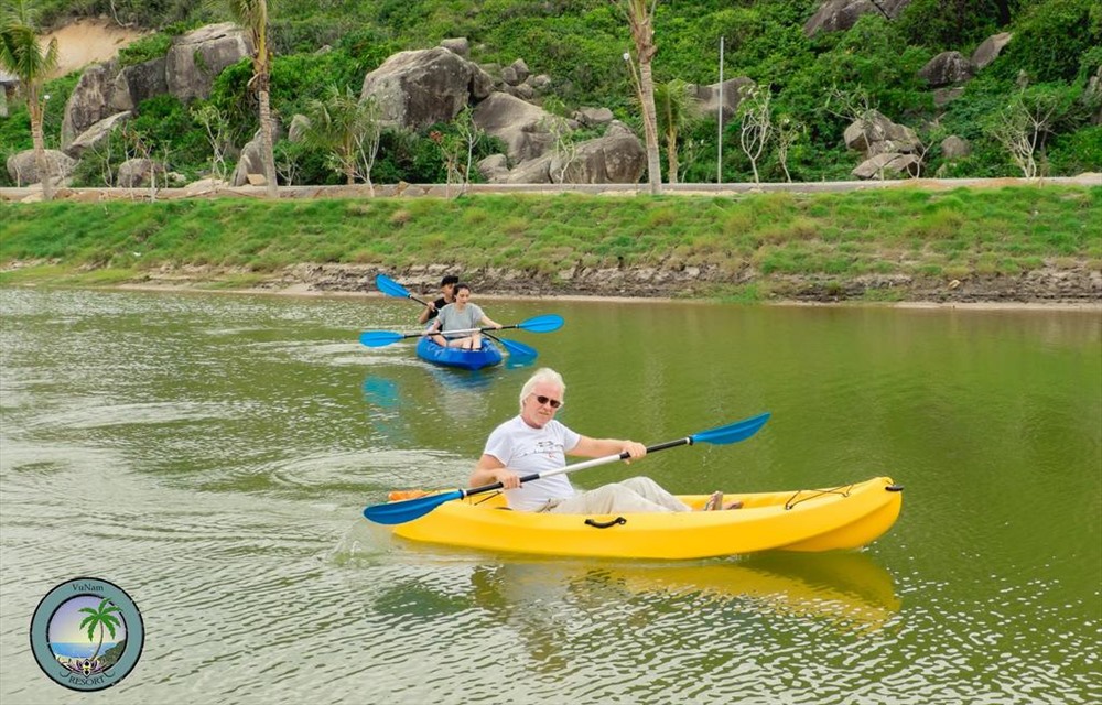 Dịch vụ chèo thuyền kayak trong khuôn viên khu nghỉ dưỡng. Ảnh: Vuman Rerost
