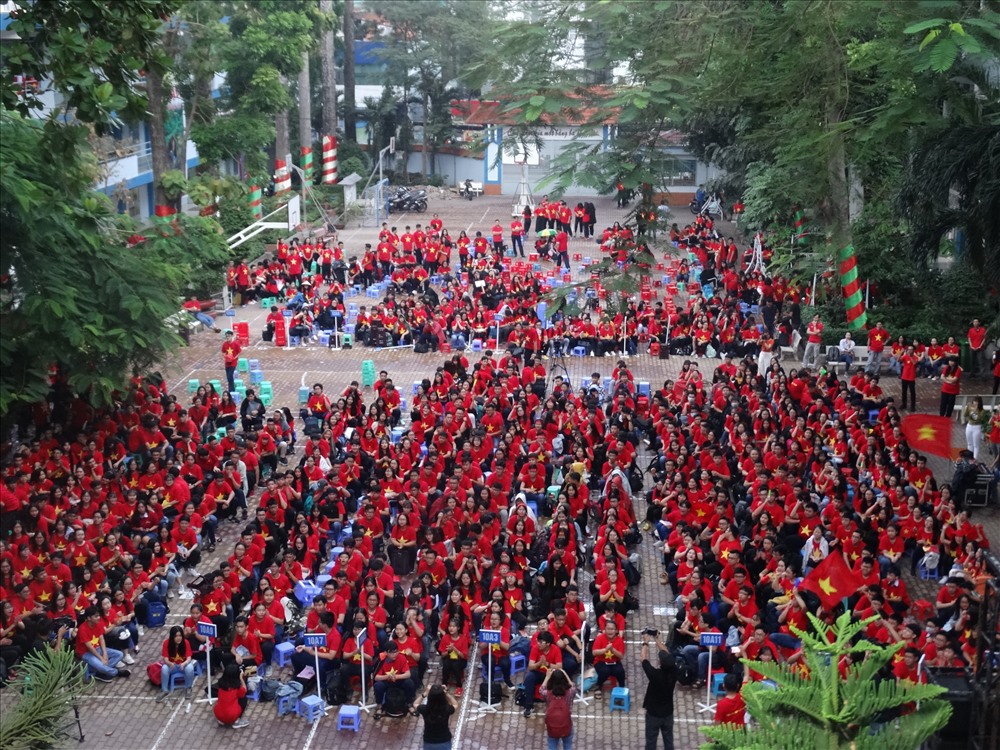 Màu đỏ rực rỡ khắp sân trường