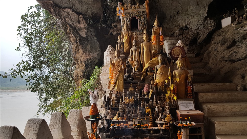 Cửa hang Pak Ou có hơn 4.000 tượng Phật. Ảnh: Đỗ Doãn Hoàng