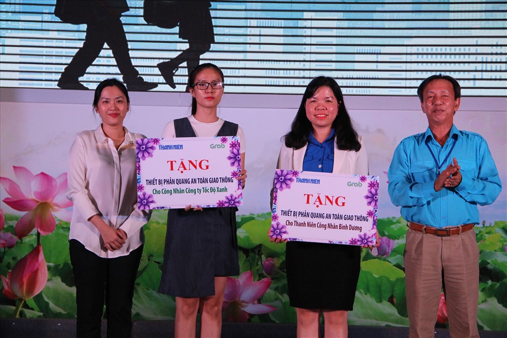 Đơn vị tổ chức trao tạng 7.000 áo phản quang cho thanh niên, công nhân lao động đang sinh sống và làm việc tại Bình Dương.