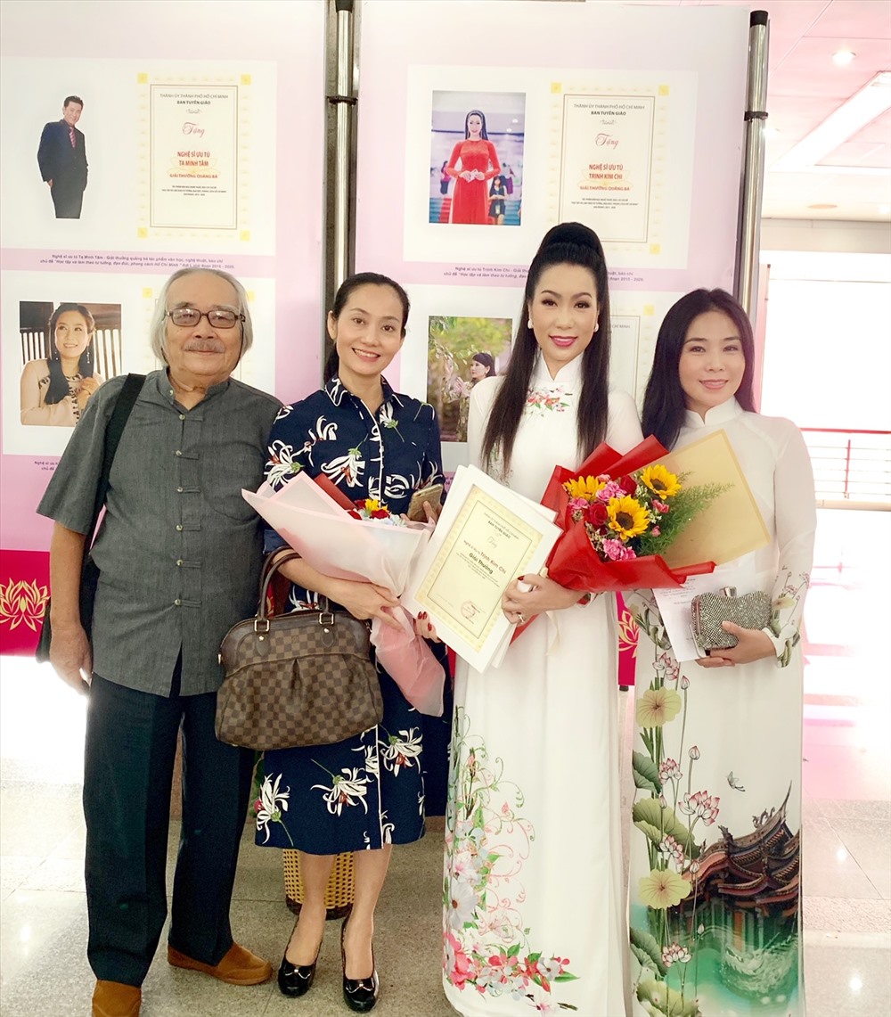 Á hậu hạnh phúc khi có gia đình, bạn bè thân thiết đến ủng hộ.