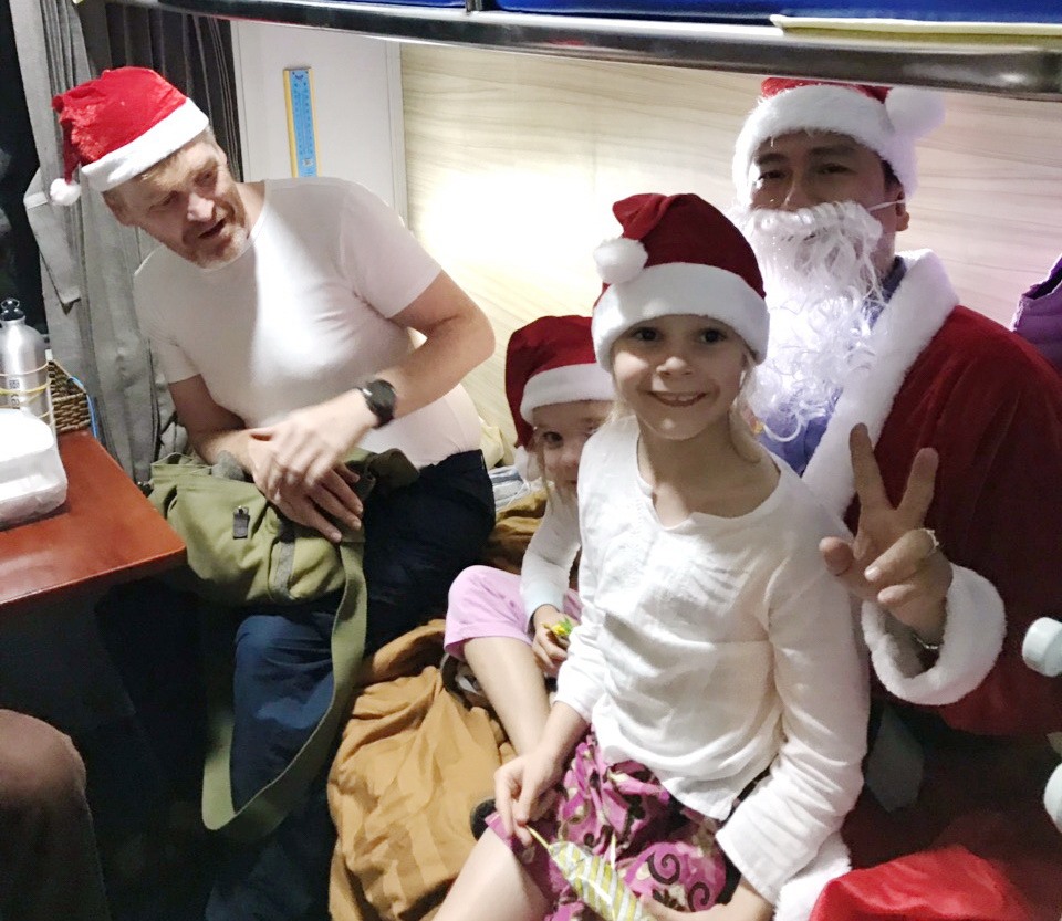 Hành khách là trẻ em người nước ngoài rất thích thú khi được ông già noel tặng quà.