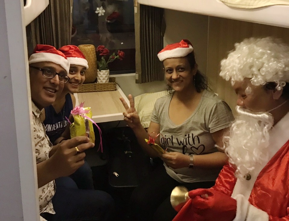 Hành khách quốc tế tỏ ra khá vui mừng vui được hưởng không khí Noel trên chuyến tàu.