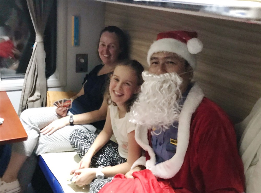 Hành khách là trẻ em người nước ngoài rất thích thú khi được ông già noel tặng quà.