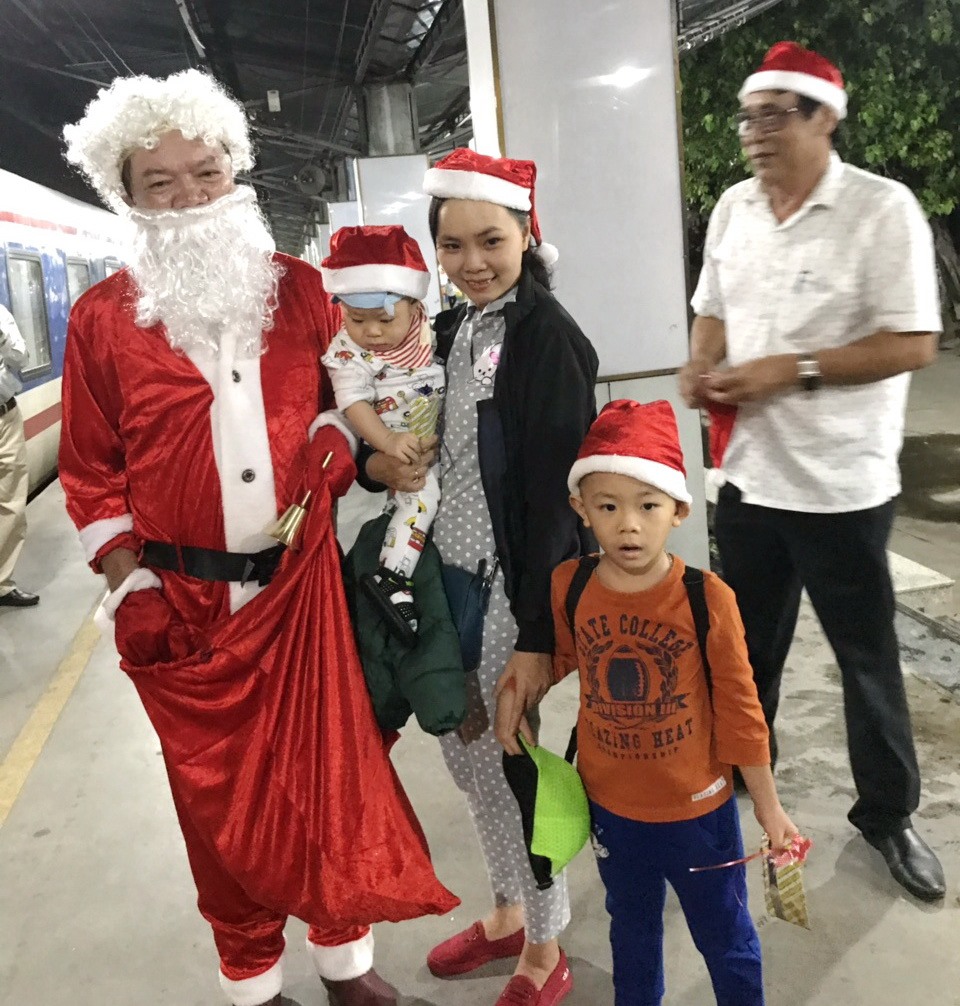 Tiếp viên đường sắt “hóa” thành ông già nole tặng qua cho hàng khách.
