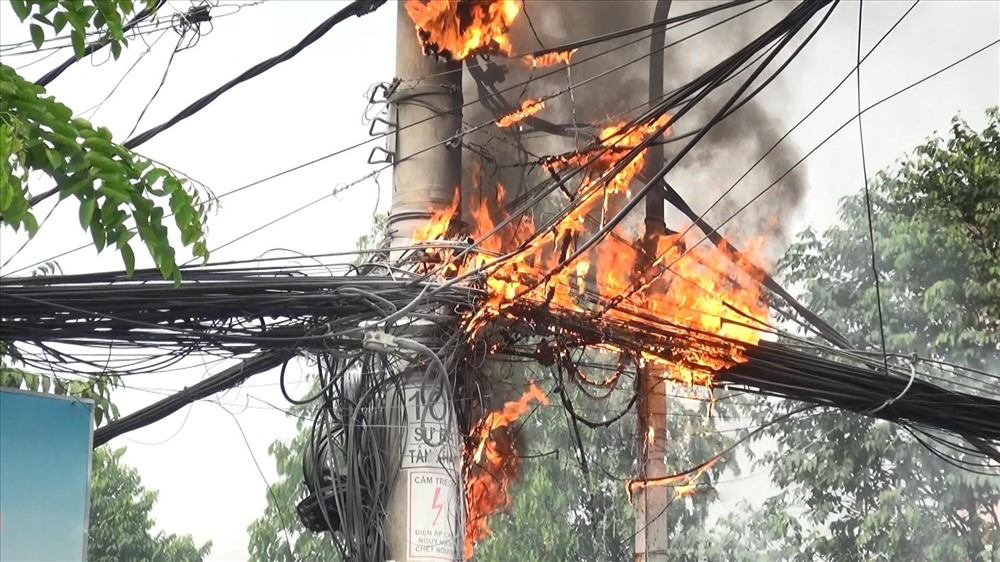 Cột điện phát nổ bốc cháy ngùn ngụt.