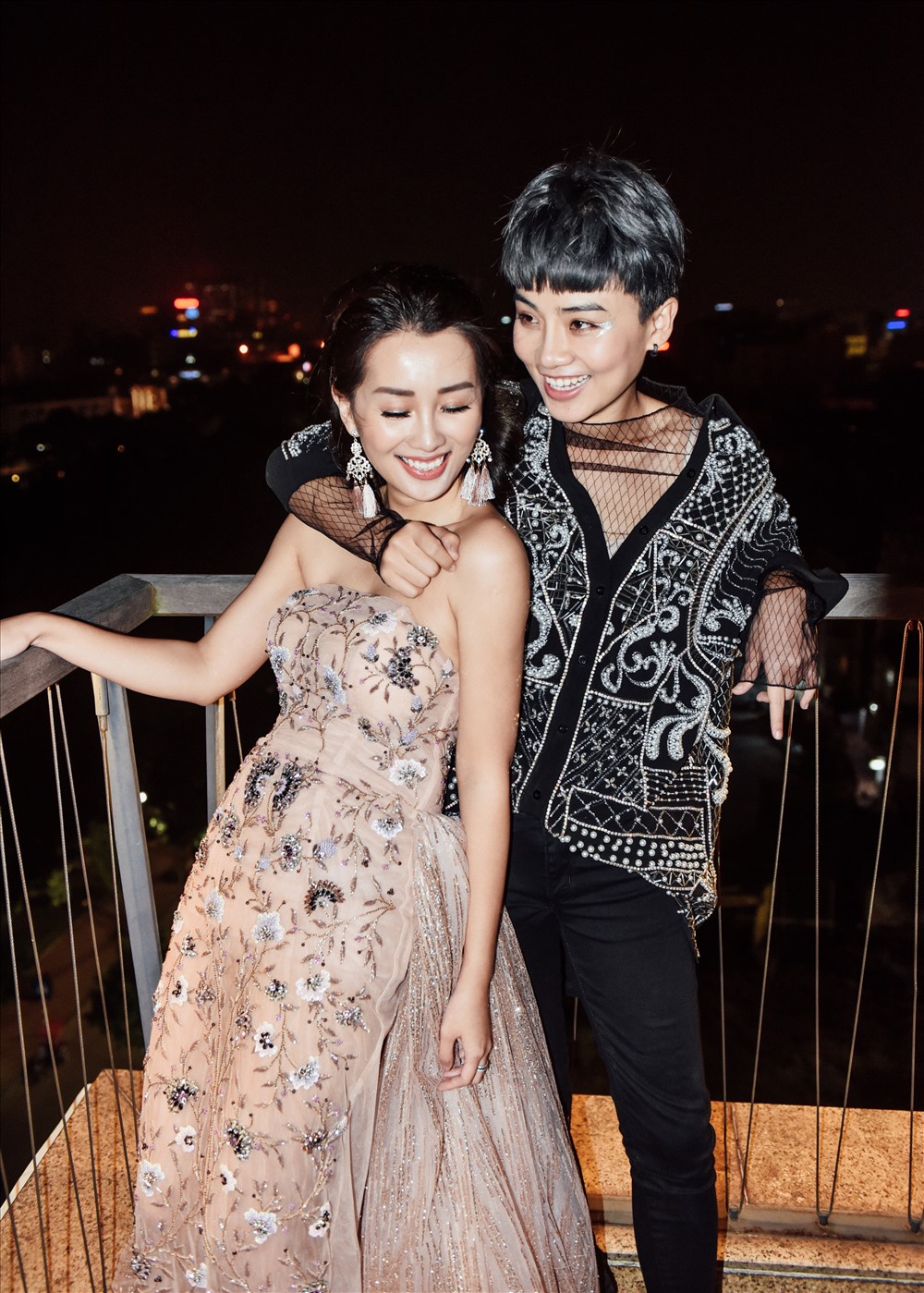 2 nữ MC thực hiện bộ hình kỷ niệm 5 năm tình bạn. Ảnh: Đức Đặng.