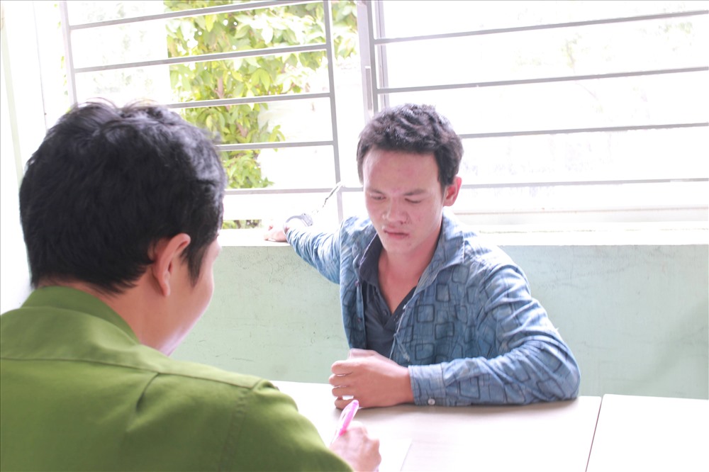 Đối tượng Trương Minh Tuấn bị bắt giữ tại cơ quan công an.