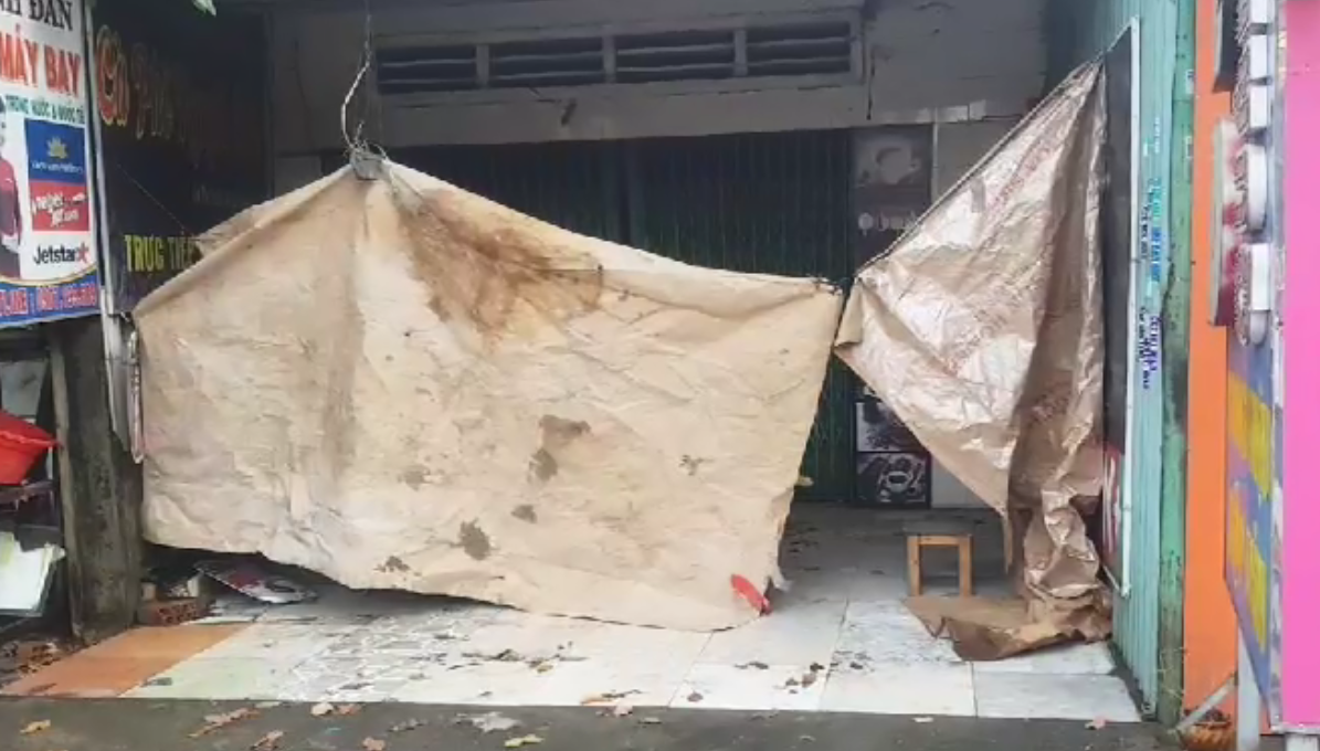 Kẻ gian dùng bạt che kín phía trước để tránh người dân phát hiện.