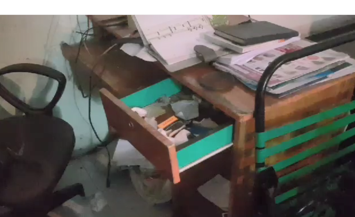 Ngăn kéo bị lục lọi.