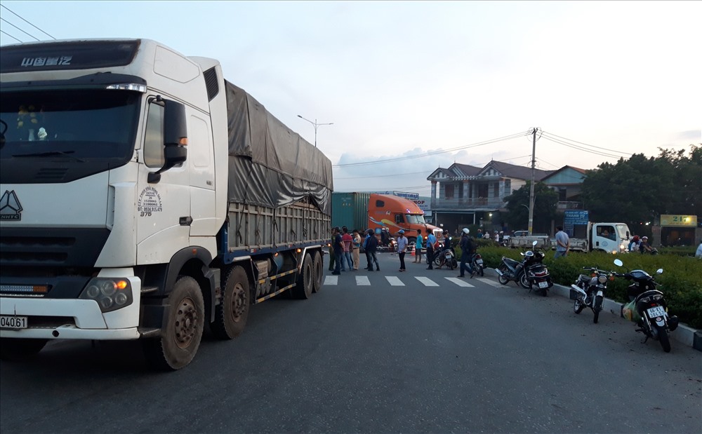 Hiện trường vụ tai nạn giữa xe máy và xe tai khiến nam thanh niên tử vong.