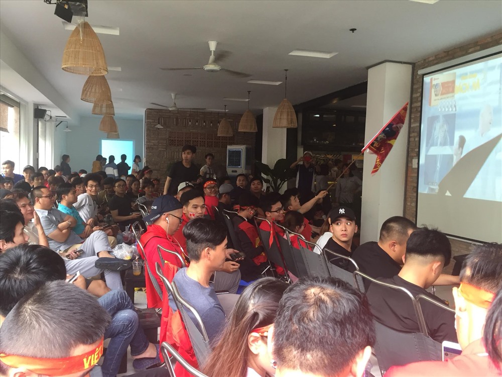 Nhiều quán cà phê cóc hai bên bờ kênh Nhiêu Lộc (quận 3, Phú Nhuận), đường Út Tịch (quận Tân Bình), đường Nguyễn Kiệm ( quận Gò Vấp) ... khá “chịu chơi” khi đầu tư máy chiếu hoặc màn hình led cỡ lớn để phục vụ nhu cầu khách hàng. Hình: Fruzii coffee