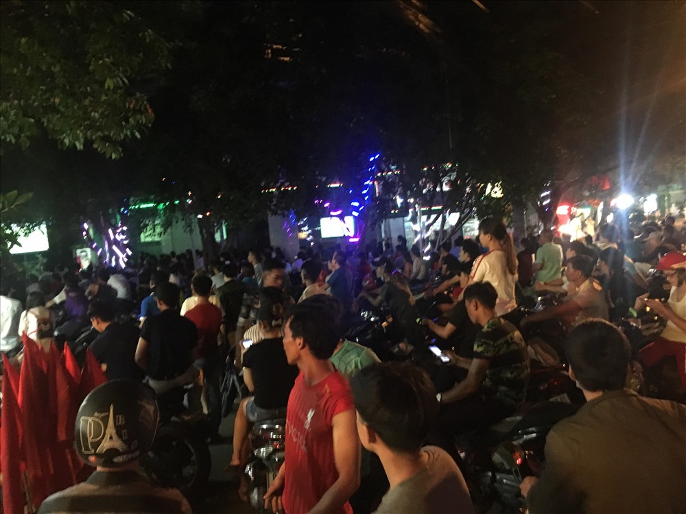 Người dân theo dõi vụ việc.