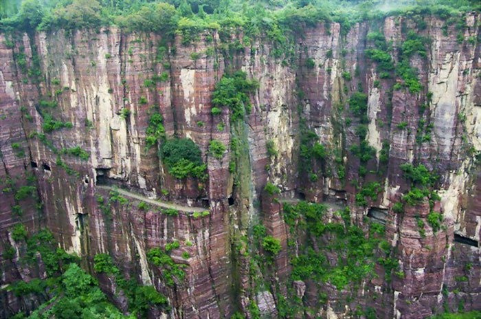 Không có điện, không có máy móc, 13 người đàn ông đã dùng mũi khoan sắt, thiết chùy, sức lực, mồ hôi và nước mắt, đơn giản như vậy mà tạo ra một con đường đưa ngôi làng phát triển. (Ảnh: Internet)