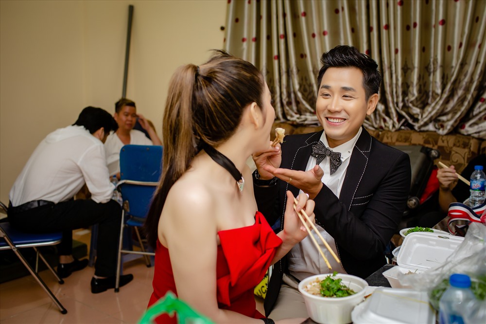 Lý Nhã Kỳ mời Nguyên Khang ăn phở trộn lót dạ buổi tối. Nam MC điển trai có những cử chỉ quan tâm, chăm sóc “người đẹp“.