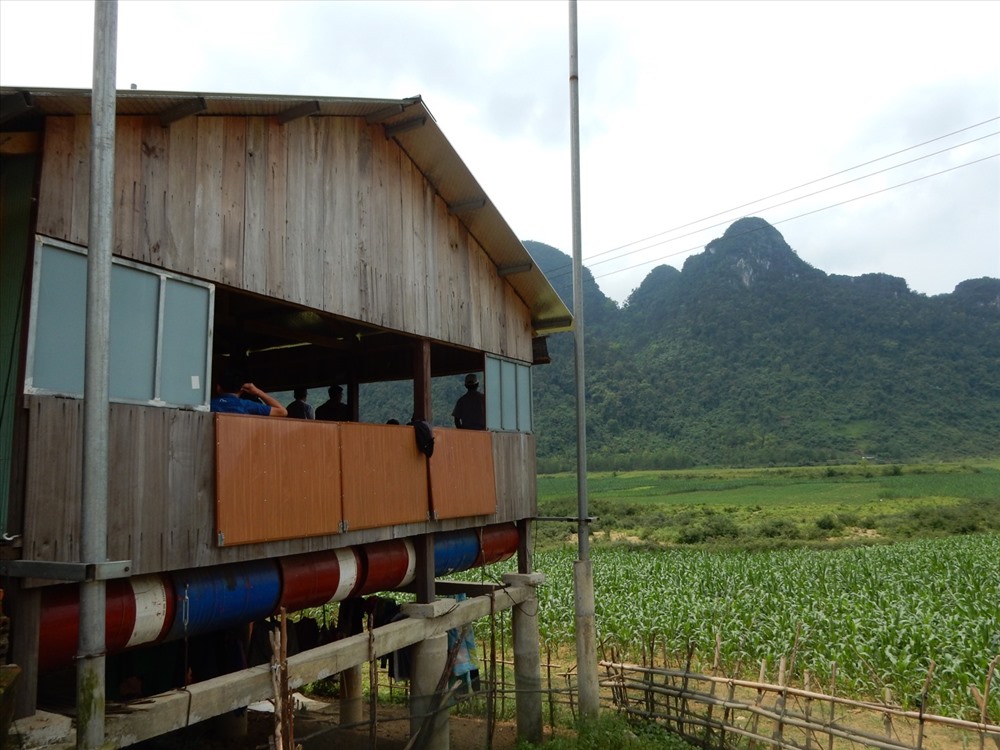 Cuộc chơi còn có ý nghĩa nhân văn khi chung tay giúp người nghèo Tân Hóa làm nhà phao, chung sống với lũ.