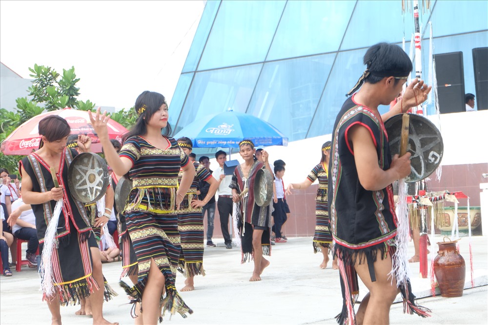 Nghi thức dựng cây nêu truyền thống thể hiện lòng biết ơn của đồng bào với các đấng thần linh.