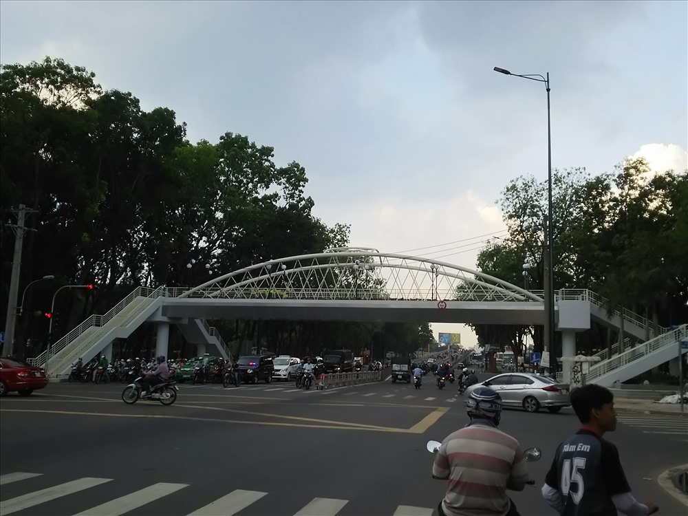 Ngay dưới chân cầu vượt có đèn tín hiệu giao thông nên nhiều người chờ đèn đỏ rồi qua đường.