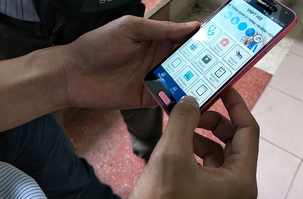 Sử dụng phần mềm trên smartphone.