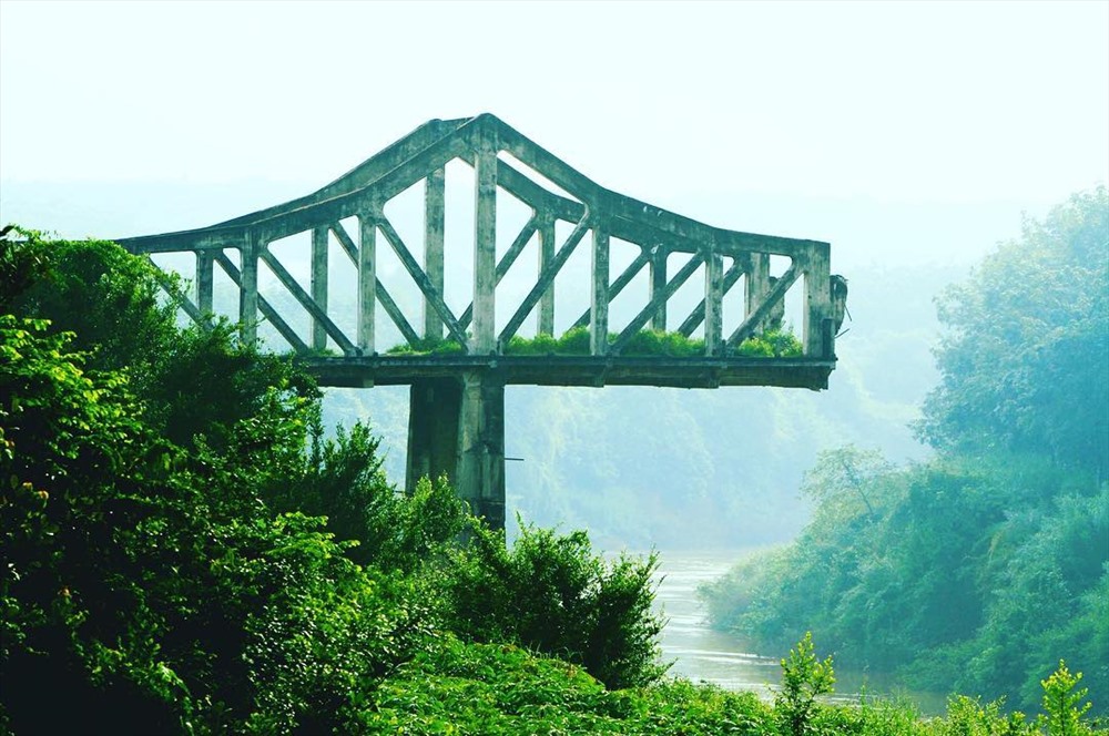 Hình ảnh một mố cầu nhô ra giữa dòng sông Bé, trông thật đẹp giữa làn sương sớm. Ảnh: H.H