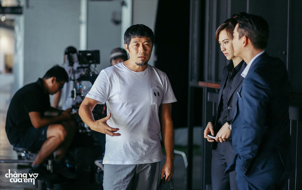 Charlie Nguyễn trên phim trường cùng Phương Anh Đào, Hứa Vĩ Văn